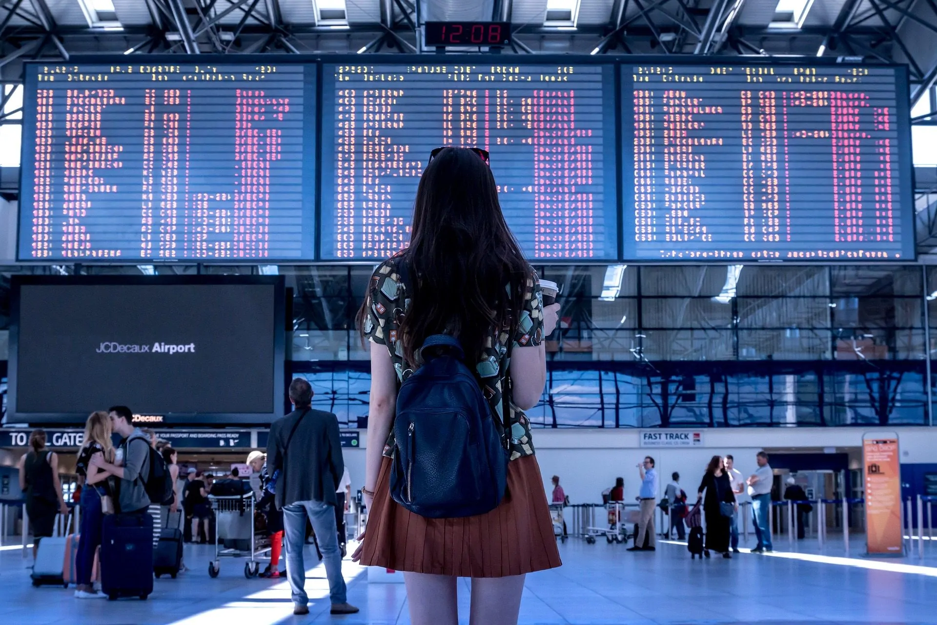international travel guide getting through the airport minors traveling alone first time travelers study abroad spain centro mundolengua